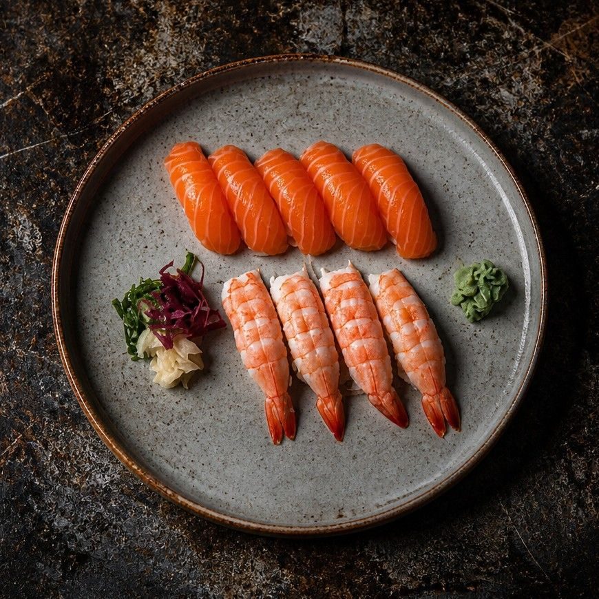 Närbild på upplagd nigiri och maki